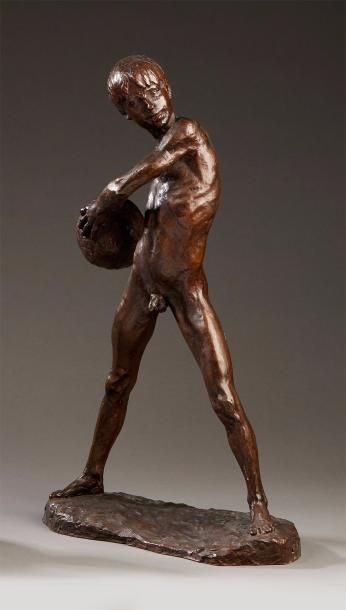 Stéphan BUXIN (1909-1996) Sculpture en bronze représentant un enfant jouant au ballon,...