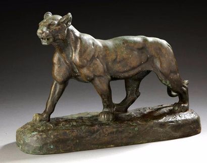 D'après Louis VIDAL (1831-1892) Tigre marchant
Bronze patiné, signé sur la terrasse...