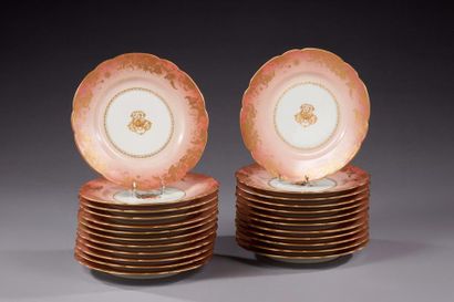 HAVILAND LIMOGES Vingt-deux assiettes à dessert en porcelaine a bords contournés...