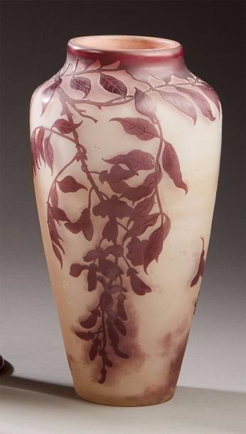 ÉTABLISSEMENTS GALLÉ Vase ovoïde à petit col droit en verre double couche à décor...