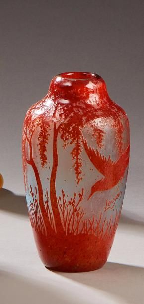 LEGRAS Vase ovoïde en verre à décor gravé à l'acide d'oiseaux et arbres rouges sur...