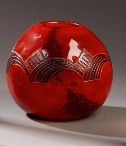 LEGRAS Vase boule en verre à décor intercalaire rouge et décor dégagé à l'acide d'une...