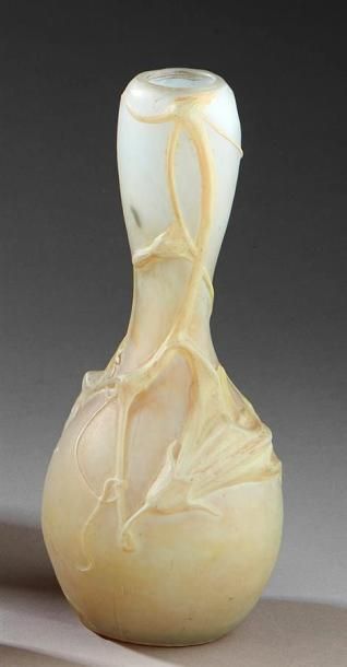 DAUM Nancy Vase calebasse en verre soufflé marmoréen et légèrement opalescent à décor...