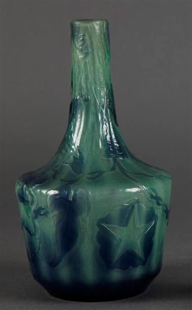 Émile GALLÉ (1846-1904) Vase bouteille en verre jade céladon et bleu à décor dégagé...