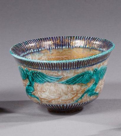Jean MAYODON (1893-1967) Coupe ronde en céramique émaillée vert bleu et doré à décor...