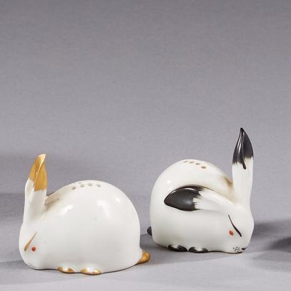 null Salières en porcelaine blanche en forme de lapins à décor doré et polychrome.
Signées...