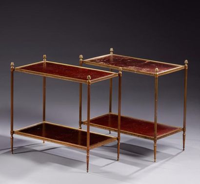 DANS LE GOÛT DE BAGUES Paire de tables rectangulaires bout de canapé en bronze doré....
