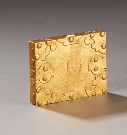 LINE VAUTRIN Étui rectangulaire en métal doré à décor de ferrures stylisées et cuir...