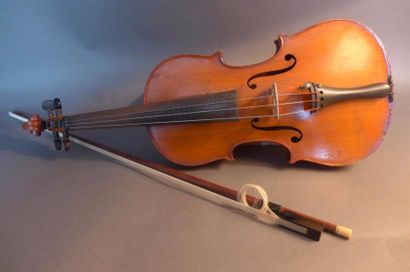 null Lot de trois violons:
- Violon d'étude Rivecaut du début du XXe siècle,
Medio...