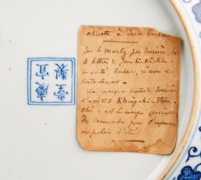 Chine, Epoque Jiaqing (1796-1820) Coupe en porcelaine décorée en bleu sous couverte...