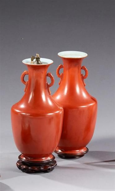 null Paire de vases en porcelaine de Chine à couverte rouge, la panse large est terminée...