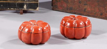 null Deux boîtes couvertes en forme de tomates en porcelaine de Chine à couverte...
