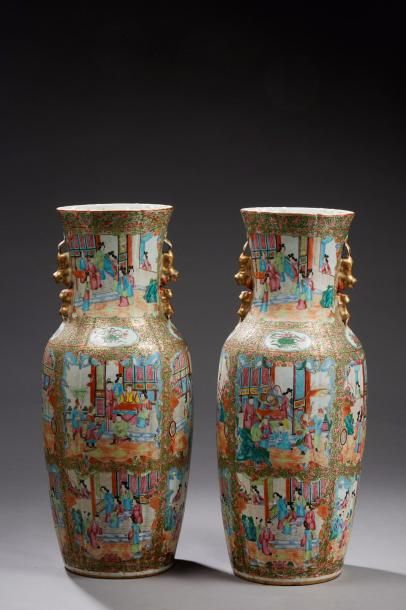 null Paire de vases en porcelaine à décor polychrome et doré de scènes de cour dans...