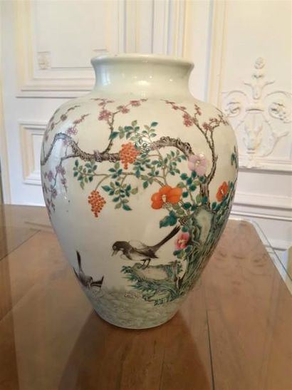 null Vase pansu en porcelaine à décor polychrome sur fond blanc d'une branche de...