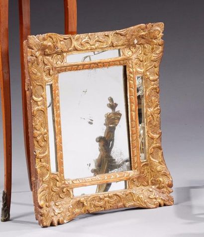null Miroir rectangulaire à pare closes en bois sculpté doré.
Époque XVIIIe siècle.
Hauteur:...