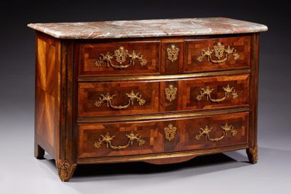 null Commode en bois de placage disposé en filets et bois de rapport. Pieds goussets,...