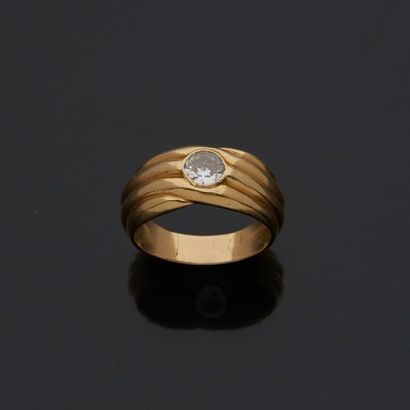 null Bague en or jaune 18 k (750 millièmes) à décor godronné sertie d'un diamant...