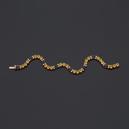 null Bracelet en or jaune 18 k (750 millièmes) serti de saphirs bleus et jaunes alternés...