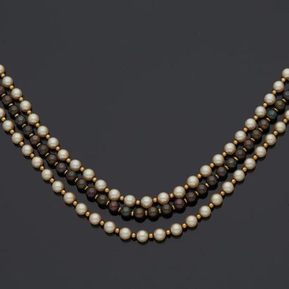 null Collier trois rangs de perles de culture, les perles blanches alternées de boules...