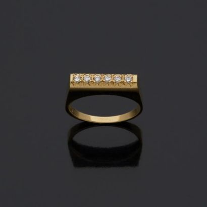 null Bague en or jaune 14 k (585 millièmes) sertie d'une ligne de six petits diamants....