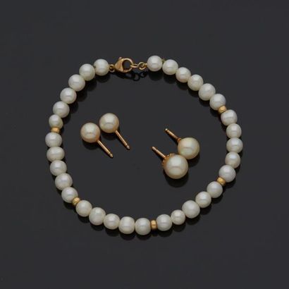 null Bracelet de perles blanches de culture alternées de cinq anneaux d'or, fermoir...