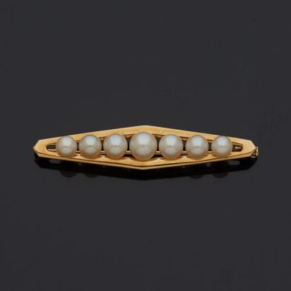 null Broche barette en or jaune 18 k (750 millièmes) sertie de sept perles de culture.

Poids...