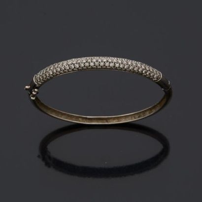null Bracelet jonc ouvrant en or gris 18 k (750 millièmes) en partie pavé de diamants,...