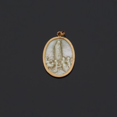 null Pendentif en or jaune 18 k (750 millièmes) et nacre de forme ovale représentant...