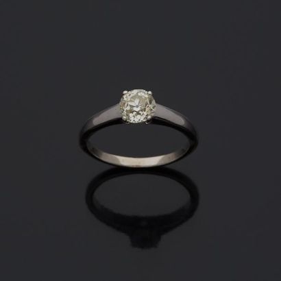 null Bague solitaire en or gris 18 k (750 millièmes) sertie d'un diamant taille ancienne.

Tour...