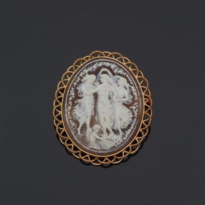 null Importante broche pendentif en or jaune 18K (750 millièmes) ornée d'un camée...