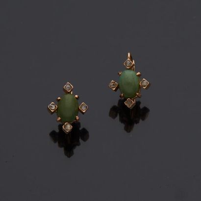 null Paire de pendants d'oreilles en or jaune 18 k (750 millièmes) sertis d'une pierre...