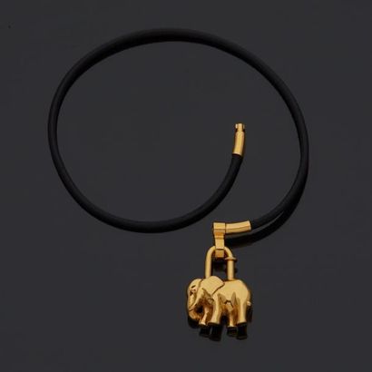 null HERMES Paris

Collier Lanière cuir et pendentif éléphant. Plaqué or.