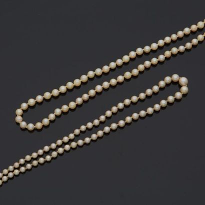 null Deux colliers de perles de culture, fermoir en or jaune 18 k (750 millièmes)...