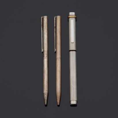 null CARTIER et DUPONT

Lot de trois stylos en métal dont deux Dupont et un stylo...