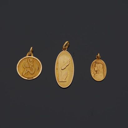 null Lot de trois médailles en or jaune 18 k (750 millièmes).

Poids : 7.5 g