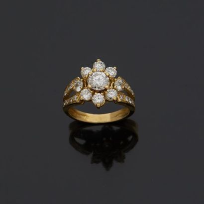 null Bague fleur en or jaune 18K (750 millièmes) sertie de diamants de taille moderne...