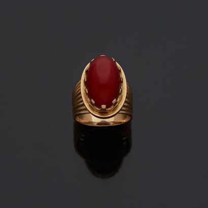 null Bague de cocktail en or jaune 18 k (750 millièmes) sertie d'un cabochon de corail...