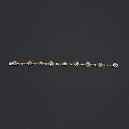 null Bracelet en or jaune et or gris 18K (750 millièmes) composé de neufs diamants...