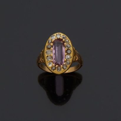 null Bague en or jaune 18K (750 millièmes) sertie d'une tourmaline rose dans un entourage...