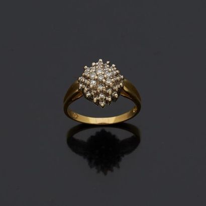 null Bague en or jaune et or gris 18K (750 millièmes) ornée de petits diamants taille...