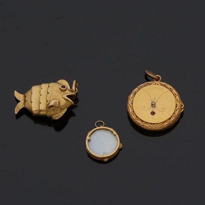 null Trois pendentifs en or jaune 18 k (750 millièmes): un reliquaire, un poisson...