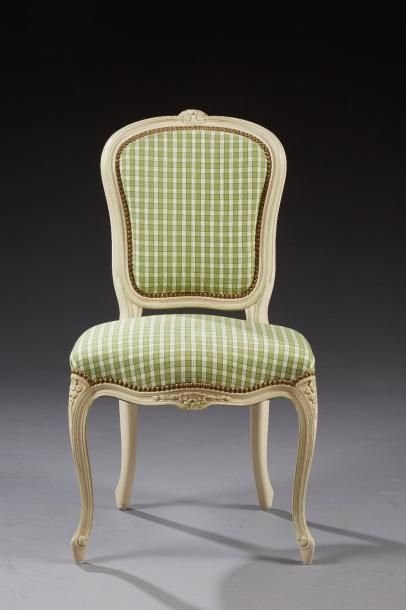 null Une chaise de style Louis XV en bois laqué creme et rechampi, garnies de tissus...