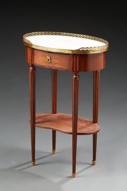 null Une table de salon de forme ovale, de style Louis XVI en bois teinté acajou,...