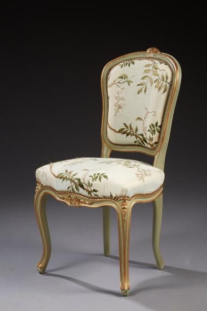 null Une chaise de style Louis XV en bois laqué bleu et rehauts doré, sculpté de...