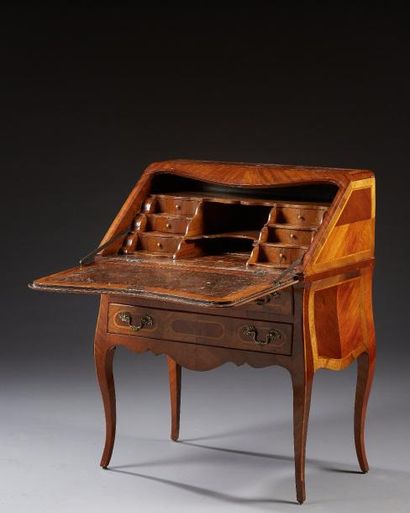 null Un bureau de pente d'époque Louis XV en bois de placage, marqueté de aile de...
