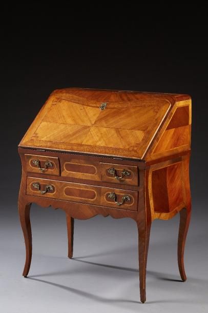 null Un bureau de pente d'époque Louis XV en bois de placage, marqueté de aile de...