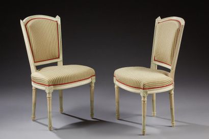 null Une paire de chaise de style Louis XVI à dossiers trapèzes en bois laqué crème,...