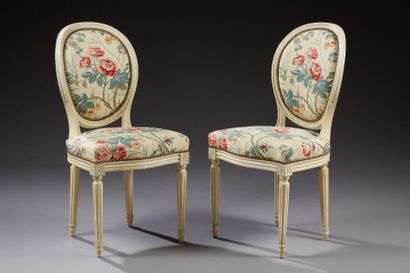 null Une paire de chaises de style Louis XVI, a dossiers médaillons en bois laqué.

Garnies...