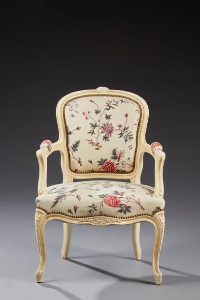 null Un fauteuil cabriolet de style Louis XV en bois laqué blanc mouluré et sculpté...