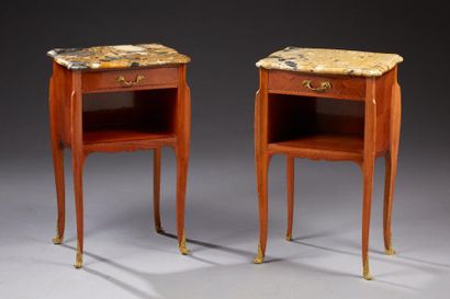 null Une paire de tables de chevet de style Louis XV en bois de placage, ouvrant...
